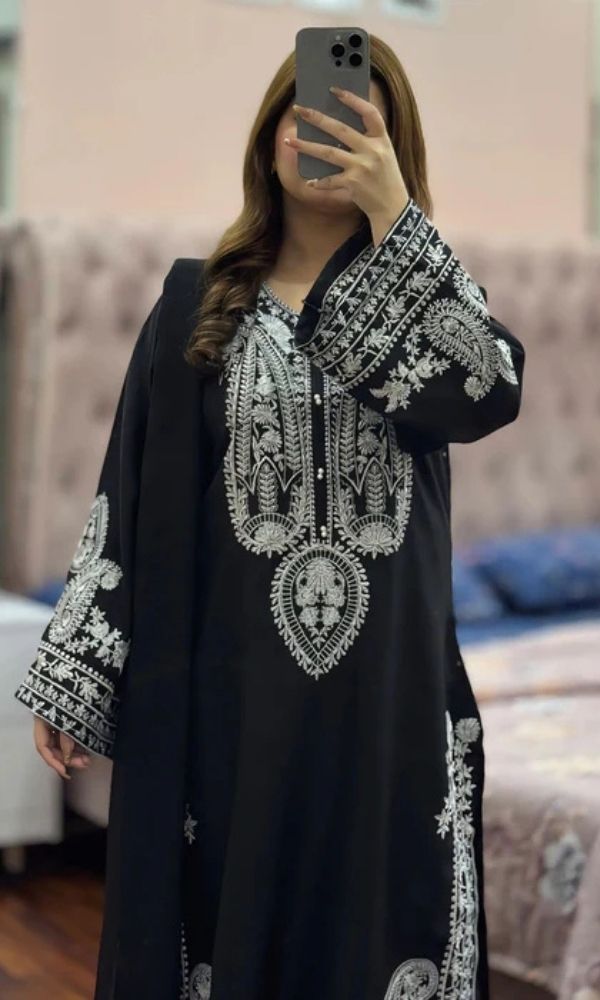 Lawn 3pc usntitche summer embroiered collection suit